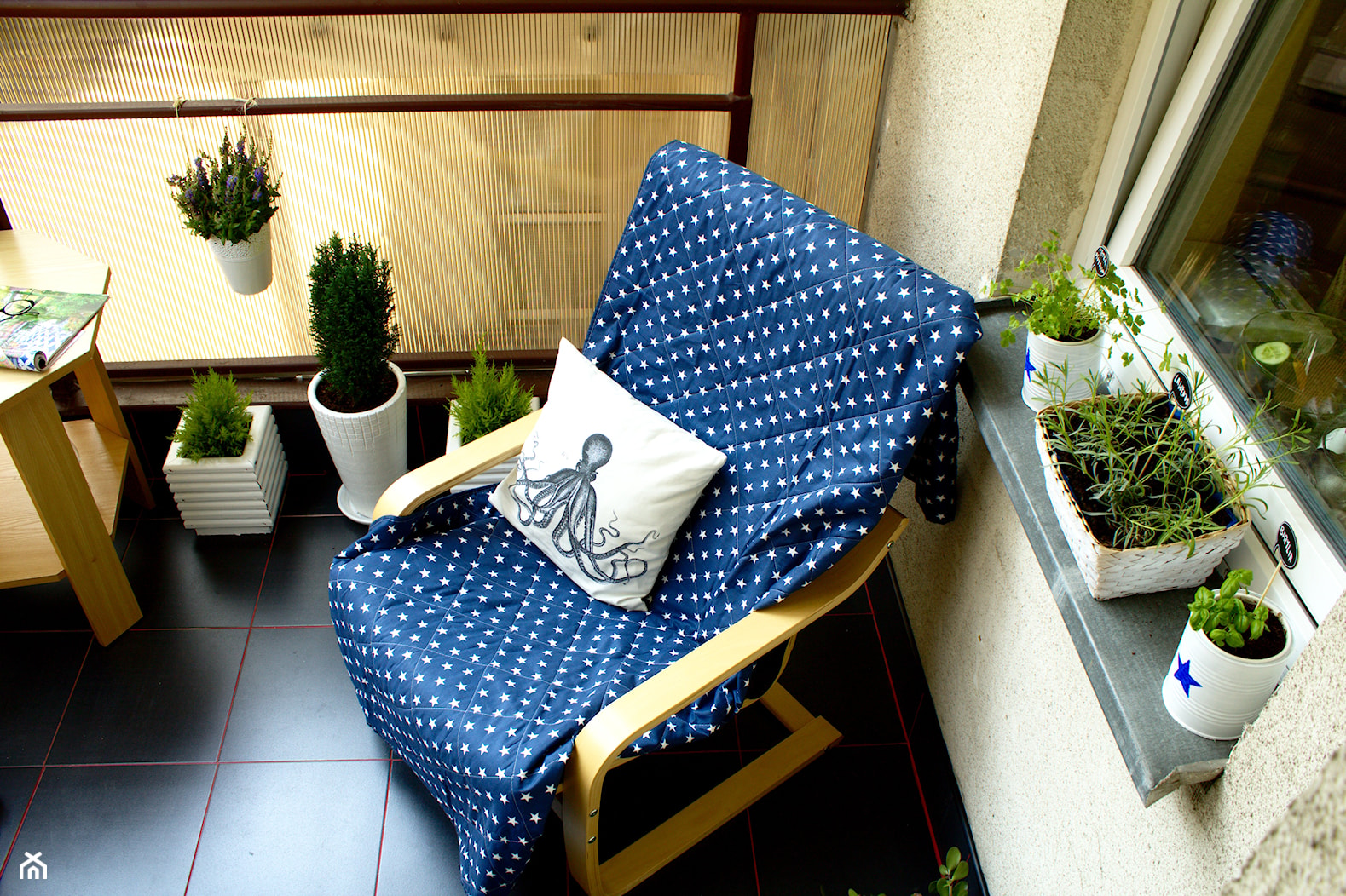 Balkon w bloku, czyli mój mały miejski ogródek - Mały z meblami ogrodowymi z donicami na kwiaty taras, styl skandynawski - zdjęcie od Ania Liszka - Homebook