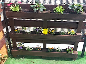 Ciasne ale własne i tanim kosztem - Średni z donicami na kwiaty taras z tyłu domu - zdjęcie od Ejwi