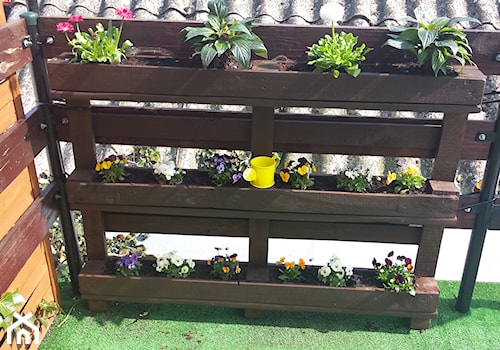 Ciasne ale własne i tanim kosztem - Średni z donicami na kwiaty taras z tyłu domu - zdjęcie od Ejwi