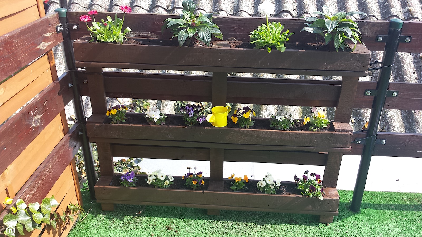 Ciasne ale własne i tanim kosztem - Średni z donicami na kwiaty taras z tyłu domu - zdjęcie od Ejwi - Homebook
