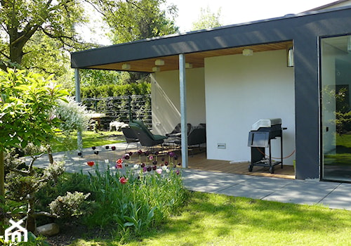 Pawilon w ogrodzie - Średni z meblami ogrodowymi taras z tyłu domu, styl minimalistyczny - zdjęcie od INOSTUDIO architekci