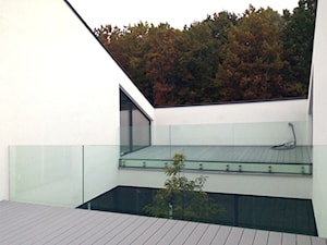 dom z atrium - Średni z podłogą z desek taras na dachu, styl minimalistyczny - zdjęcie od INOSTUDIO architekci