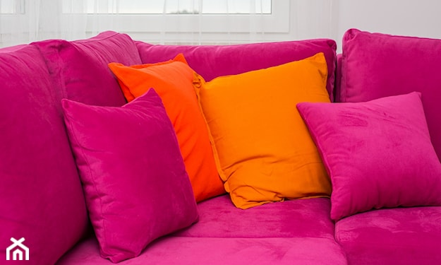 sofa w kolorze fuksji