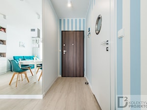 Turkusowe mieszkanie wakacyjne nad morzem - Średni biały niebieski hol / przedpokój, styl nowoczesny - zdjęcie od Kolektyw D2