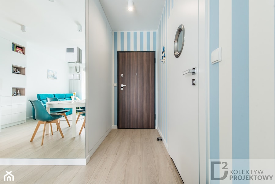 Turkusowe mieszkanie wakacyjne nad morzem - Średni biały niebieski hol / przedpokój, styl nowoczesny - zdjęcie od Kolektyw D2