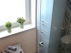 ŁAZIENKA W DOM JEDNORODZINNYM W GDAŃSKU - Mała na poddaszu łazienka z oknem, styl nowoczesny - zdjęcie od Kolektyw D2