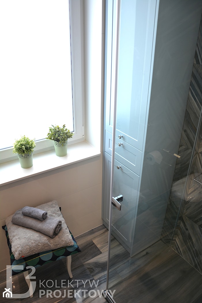 ŁAZIENKA W DOM JEDNORODZINNYM W GDAŃSKU - Mała na poddaszu łazienka z oknem, styl nowoczesny - zdjęcie od Kolektyw D2 - Homebook