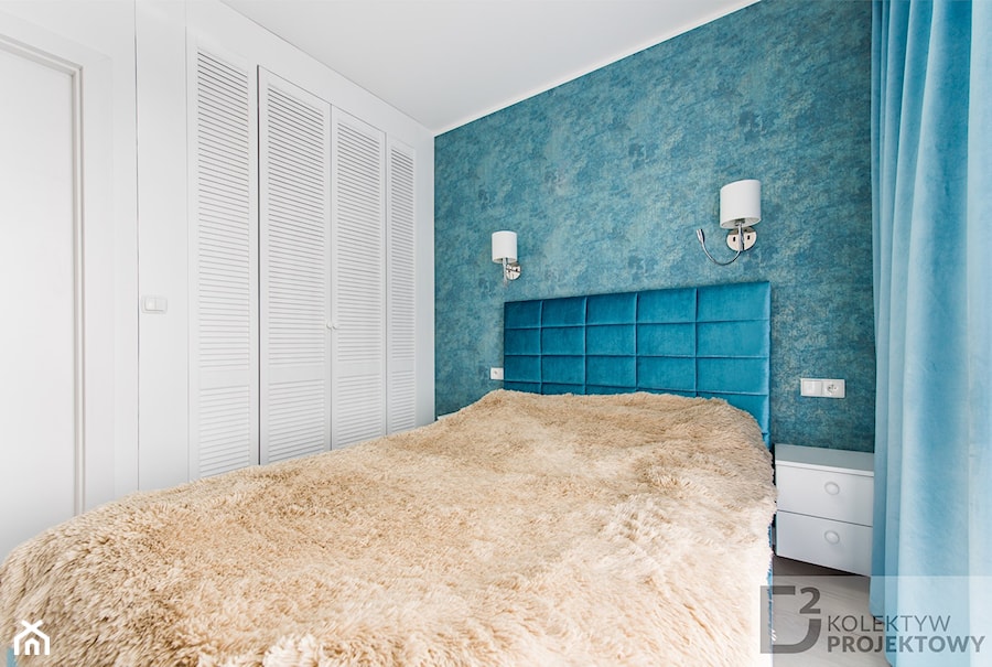 Turkusowe mieszkanie wakacyjne nad morzem - Średnia biała sypialnia, styl nowoczesny - zdjęcie od Kolektyw D2