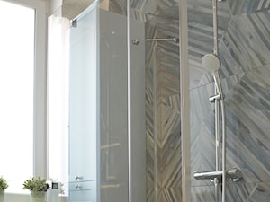 ŁAZIENKA W DOM JEDNORODZINNYM W GDAŃSKU - Mała z punktowym oświetleniem łazienka z oknem, styl nowoczesny - zdjęcie od Kolektyw D2