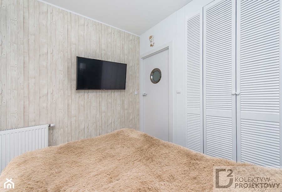 Turkusowe mieszkanie wakacyjne nad morzem - Średnia biała sypialnia, styl nowoczesny - zdjęcie od Kolektyw D2