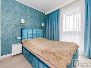 Turkusowe mieszkanie wakacyjne nad morzem - Średnia biała niebieska sypialnia, styl nowoczesny - zdjęcie od Kolektyw D2