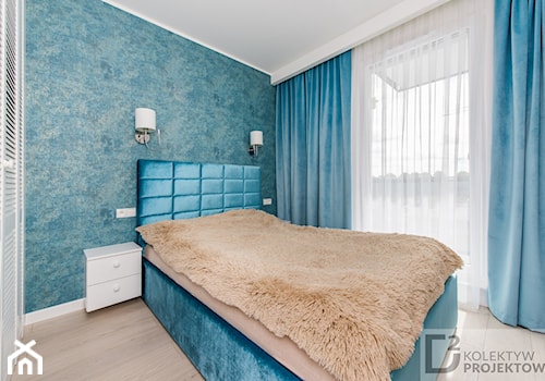 Turkusowe mieszkanie wakacyjne nad morzem - Średnia biała niebieska sypialnia, styl nowoczesny - zdjęcie od Kolektyw D2