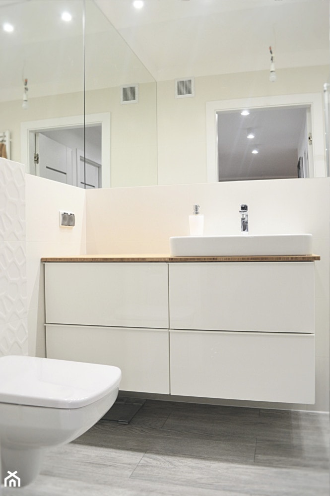 mała łazienka w bieli - Łazienka, styl nowoczesny - zdjęcie od Kolektyw D2