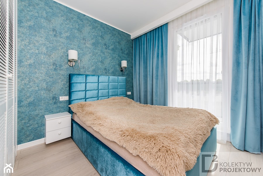 Turkusowe mieszkanie wakacyjne nad morzem - Mała niebieska szara sypialnia, styl nowoczesny - zdjęcie od Kolektyw D2