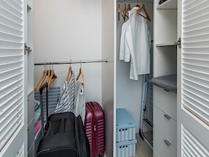 Turkusowe mieszkanie wakacyjne nad morzem - Mała zamknięta garderoba oddzielne pomieszczenie, styl nowoczesny - zdjęcie od Kolektyw D2