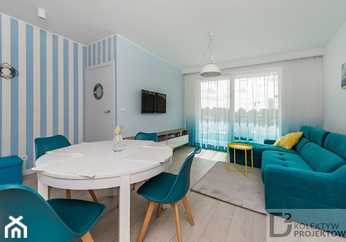Turkusowe mieszkanie wakacyjne nad morzem - Duży niebieski szary salon z jadalnią z tarasem / balkonem, styl nowoczesny - zdjęcie od Kolektyw D2