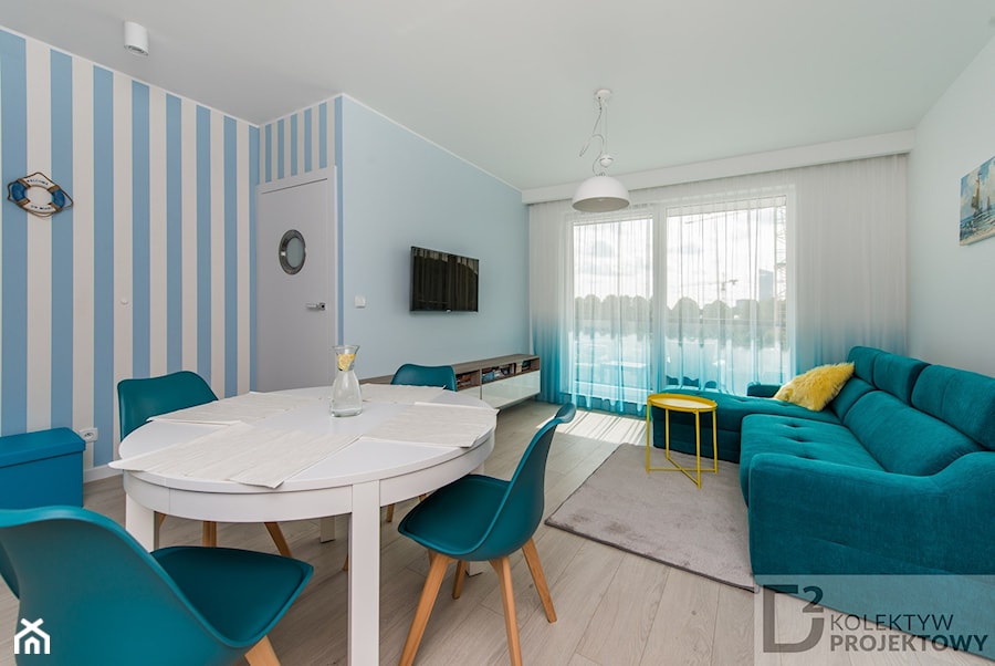 Turkusowe mieszkanie wakacyjne nad morzem - Duży niebieski szary salon z jadalnią z tarasem / balkonem, styl nowoczesny - zdjęcie od Kolektyw D2