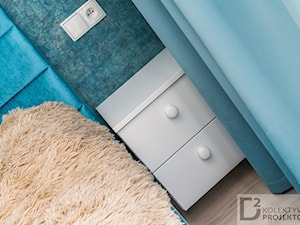 Turkusowe mieszkanie wakacyjne nad morzem - Mała niebieska sypialnia, styl nowoczesny - zdjęcie od Kolektyw D2
