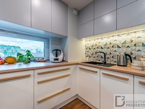 Nowoczesne mieszkanie "Niebieskie" - Średnia otwarta biała z zabudowaną lodówką z podblatowym zlewozmywakiem kuchnia w kształcie litery l z oknem, styl skandynawski - zdjęcie od Kolektyw D2
