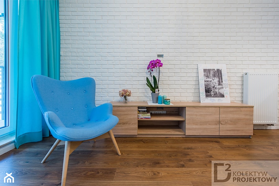 Nowoczesne mieszkanie "Niebieskie" - Mały biały salon, styl skandynawski - zdjęcie od Kolektyw D2