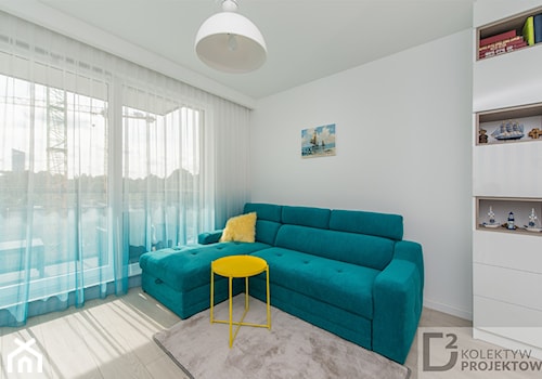 Turkusowe mieszkanie wakacyjne nad morzem - Mały biały salon - zdjęcie od Kolektyw D2