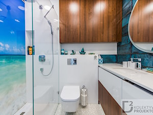Turkusowe mieszkanie wakacyjne nad morzem - Mała bez okna ze szkłem na ścianie z marmurową podłogą z punktowym oświetleniem łazienka, styl nowoczesny - zdjęcie od Kolektyw D2