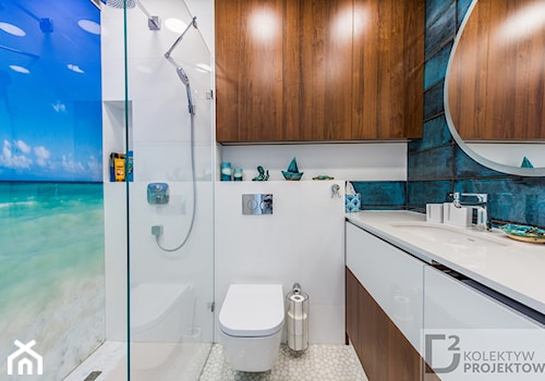 Turkusowe mieszkanie wakacyjne nad morzem - Mała bez okna ze szkłem na ścianie z marmurową podłogą z punktowym oświetleniem łazienka, styl nowoczesny - zdjęcie od Kolektyw D2