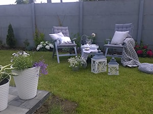 Relaks pod chmurką w wersji grillowej i podwieczorkowej :) - Średni z nawierzchnią pokrytą kostką brukową ogród za domem - zdjęcie od joannagrden