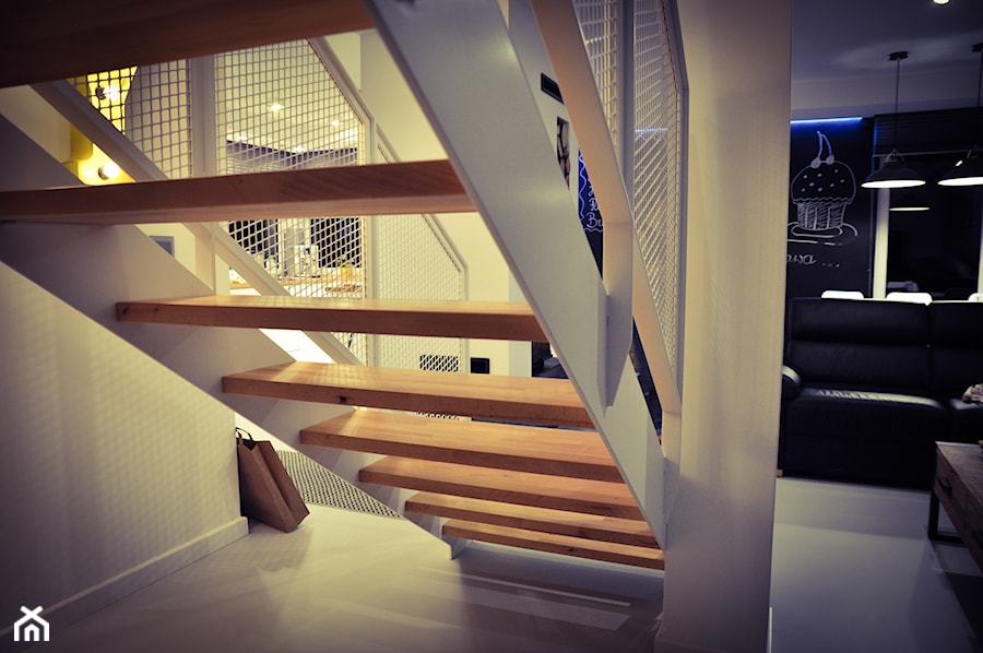 Schody nowoczesne loft industrial biale - zdjęcie od mdizajn
