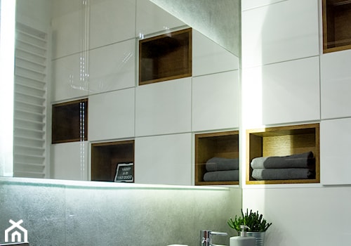 Nadwiślańska 11 (Cricoteka) - Mała na poddaszu bez okna z lustrem łazienka, styl nowoczesny - zdjęcie od mdizajn