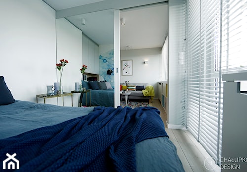 Mała przestrzeń - wielka zmiana - Średnia biała niebieska sypialnia z balkonem / tarasem, styl nowoczesny - zdjęcie od Chałupko Design