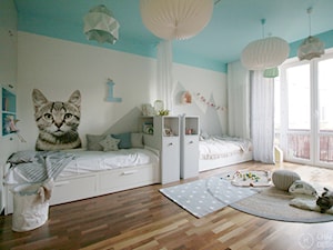 Pokój dziecięcy dla rodzeństwa - Duży biały niebieski pokój dziecka dla nastolatka dla chłopca dla dziewczynki dla rodzeństwa - zdjęcie od Chałupko Design