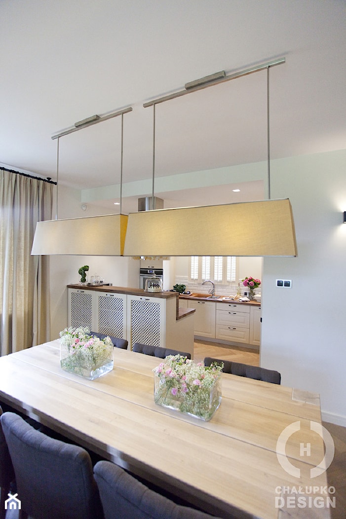 Dom pod Konstancinem w wakacyjnych klimatach - Średnia biała jadalnia w salonie, styl minimalistyczny - zdjęcie od Chałupko Design - Homebook