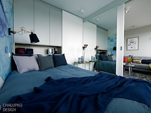 Mała przestrzeń - wielka zmiana - Średnia biała niebieska sypialnia, styl nowoczesny - zdjęcie od Chałupko Design