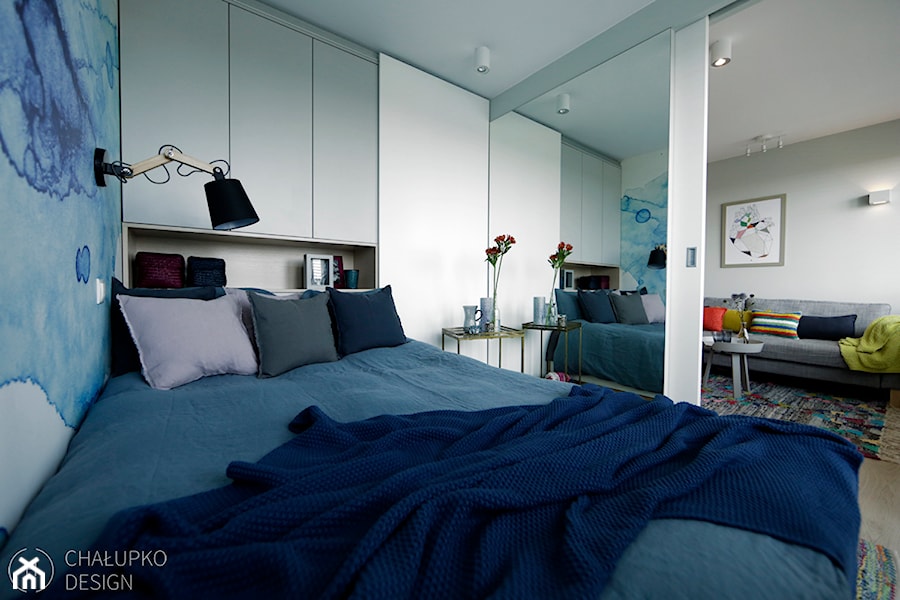 Mała przestrzeń - wielka zmiana - Średnia biała niebieska sypialnia, styl nowoczesny - zdjęcie od Chałupko Design
