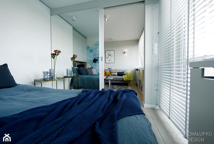 Konkurs - mała przestrzeń - wielka zmiana - Mała biała sypialnia, styl nowoczesny - zdjęcie od Chałupko Design