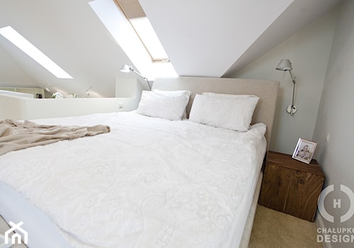 Dom pod Konstancinem w wakacyjnych klimatach - Średnia biała sypialnia na poddaszu, styl minimalistyczny - zdjęcie od Chałupko Design