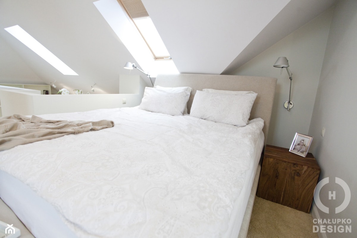 Dom pod Konstancinem w wakacyjnych klimatach - Średnia biała sypialnia na poddaszu, styl minimalist ... - zdjęcie od Chałupko Design - Homebook