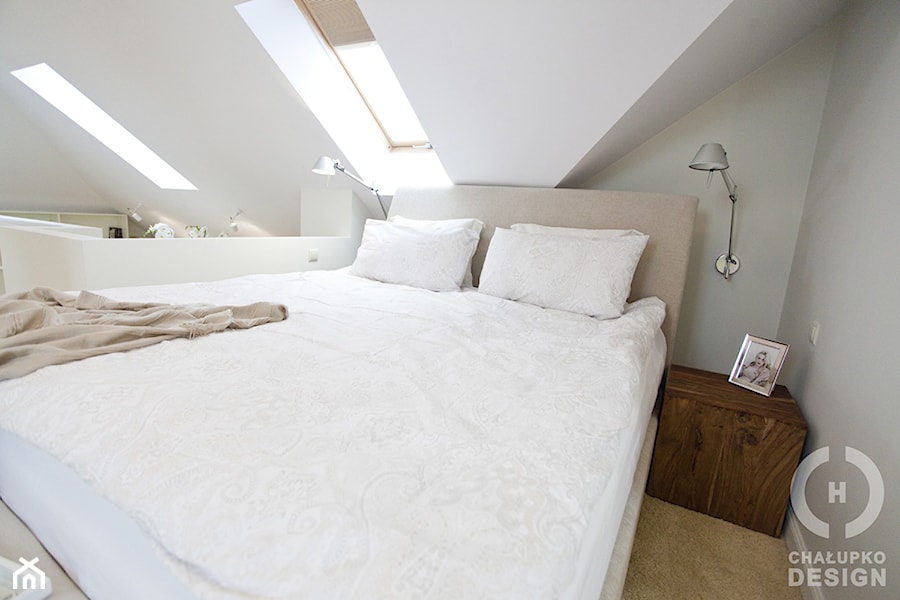 Dom pod Konstancinem w wakacyjnych klimatach - Średnia biała sypialnia na poddaszu, styl minimalistyczny - zdjęcie od Chałupko Design