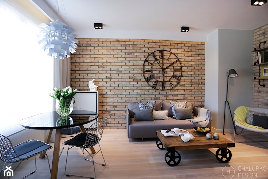 Konkurs - apartament post-industrialny - Mały szary salon z jadalnią, styl industrialny - zdjęcie od Chałupko Design