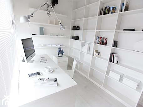 Aranżacje wnętrz - Biuro: Apartament Biały - Małe białe biuro, styl minimalistyczny - Chałupko Design. Przeglądaj, dodawaj i zapisuj najlepsze zdjęcia, pomysły i inspiracje designerskie. W bazie mamy już prawie milion fotografii!