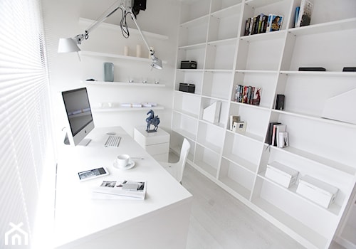 Apartament Biały - Małe białe biuro, styl minimalistyczny - zdjęcie od Chałupko Design