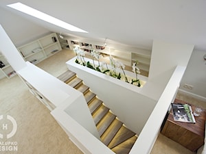 Dom pod Konstancinem w wakacyjnych klimatach - Duża biała sypialnia na poddaszu na antresoli, styl minimalistyczny - zdjęcie od Chałupko Design