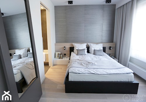 Klimatyczny apartament w centrum Warszawy - Średnia biała szara sypialnia, styl nowoczesny - zdjęcie od Chałupko Design