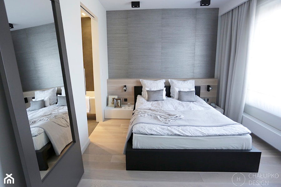 Klimatyczny apartament w centrum Warszawy - Średnia biała szara sypialnia, styl nowoczesny - zdjęcie od Chałupko Design