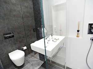 Apartament Biały - Mała na poddaszu bez okna łazienka, styl minimalistyczny - zdjęcie od Chałupko Design