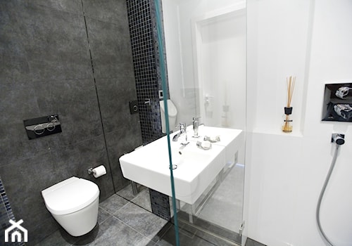 Apartament Biały - Mała na poddaszu bez okna łazienka, styl minimalistyczny - zdjęcie od Chałupko Design