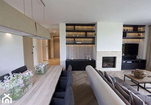 Dom pod Konstancinem w wakacyjnych klimatach - Duży beżowy biały salon z jadalnią, styl minimalistyczny - zdjęcie od Chałupko Design