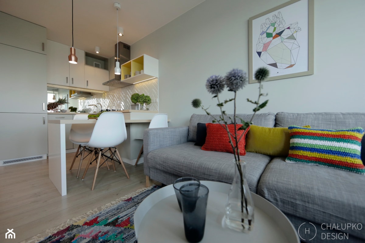 Mała przestrzeń - wielka zmiana - Mały beżowy salon z kuchnią z jadalnią, styl nowoczesny - zdjęcie od Chałupko Design - Homebook