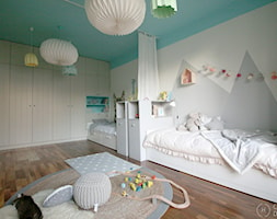 Pokój dziecięcy dla rodzeństwa - Duży biały szary pokój dziecka dla dziecka dla nastolatka dla chłop ... - zdjęcie od Chałupko Design - Homebook